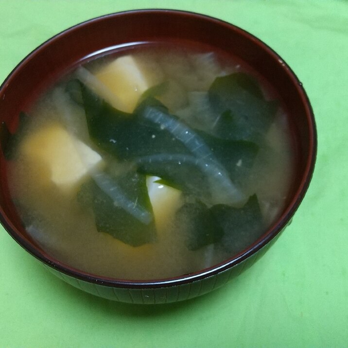 煮干し出汁で味噌汁 豆腐とワカメ 玉ねぎの味噌汁 レシピ 作り方 By Moooko 楽天レシピ 煮干し出汁で味噌汁 豆腐とワカメ 玉ねぎの味噌汁 レシピ 作り方 By Moooko 楽天レシピ